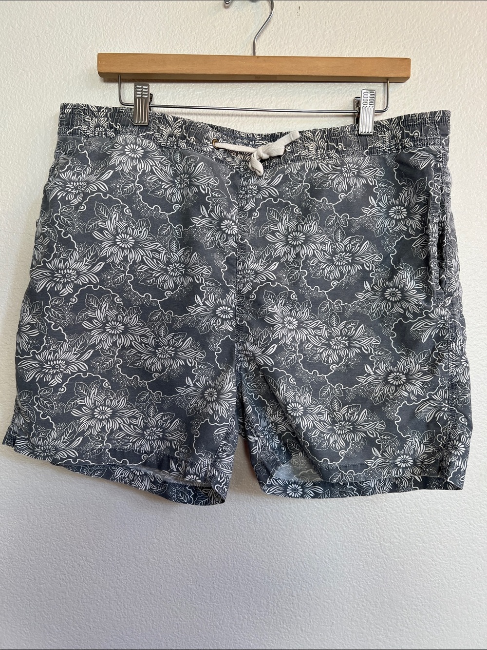 ALLSAINTS Spitalfields Swim Trunks Shorts Side Pockets Mesh Lined Grey Floral M